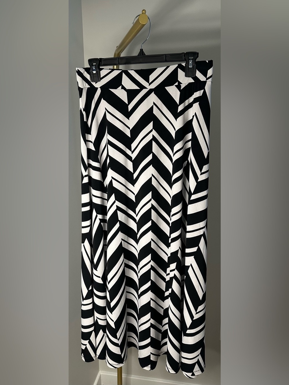 GUC! INC International Concepts Black and White Chevron Maxi Skirt